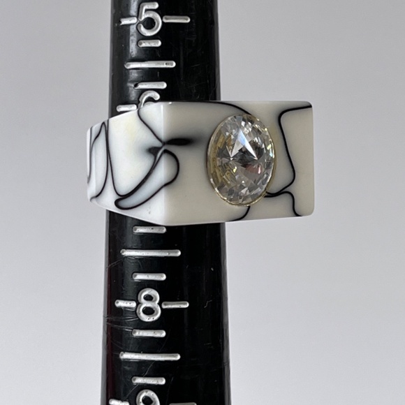 Vintage Lucite Ring Chunky White Black Marble Swirl Statement w Rhinestone - Picture 3 of 11
